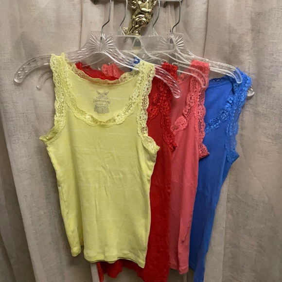 SOLD——4pack) Lacey Tanks/Under-Blouses - Picture 2 of 6